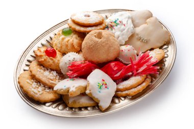 Beyaz arkaplanda geleneksel sardalya tatlısı tepsisi