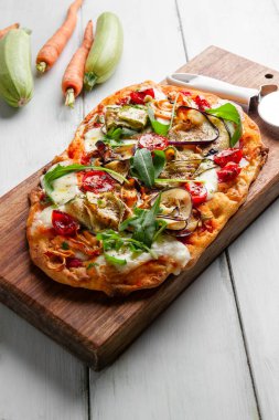 Çeşitli sebzelerle nefis Roma pinsası, vejetaryen İtalyan pizzası, Avrupa yemekleri. 