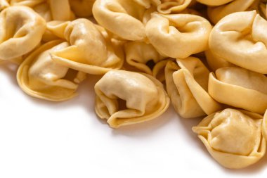 Cappelletti, tipik İtalyan yumurtalı makarna, etle doldurulmuş. 