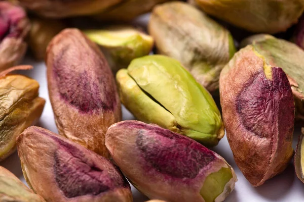 Beyaz arka plan üzerinde izole kabuklu Antep fıstığı