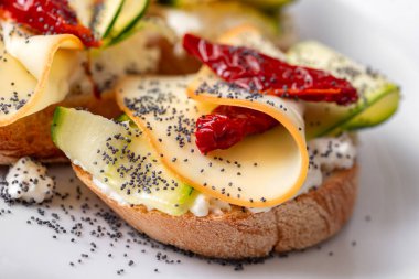 Krem peynirli kanepeler, kabak, ve füme provola peyniri, bir İtalyan aperatifi