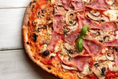 İtalyan pizzası, prosciutto cotto ve mantar. 