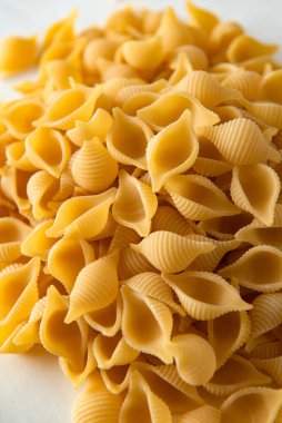 Conchiglie rigate, beyaz arka planda izole edilmiş İtalyan makarnası. 