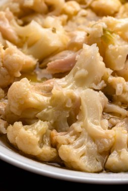 Pişmiş karnabahar yakın plan, vejetaryen meze.