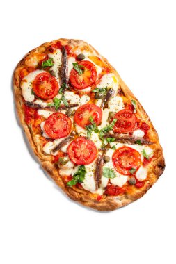 Pinsa romana mozzarella, taze domates, kapari ve ançüez, İtalyan yemeği. 