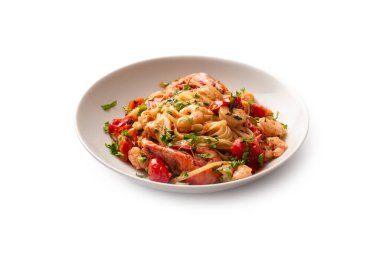 Bir tabak karides, vişneli domates ve İtalyan makarnası. 