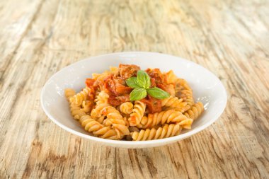 Düdük et ve domates sos ile