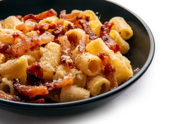 Mezze manikür alla carbonara, klasik bir Roma mutfağı, İtalyan makarnası.