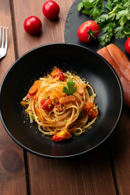 Bottarga ve kiraz domatesli linguine, İtalyan makarnası 