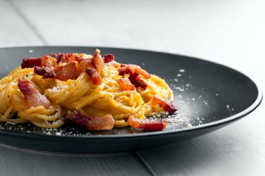Carbonara soslu spagetti. Klasik Roma mutfağı. İtalyan makarnası.