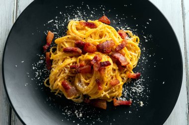 Carbonara soslu spagetti. Klasik Roma mutfağı. İtalyan makarnası.