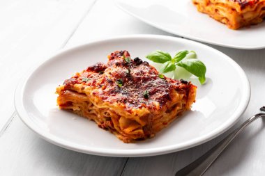 Bolonez soslu lazanya, klasik İtalyan mutfağı.