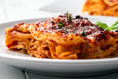 Bolonez soslu lazanya, klasik İtalyan mutfağı.