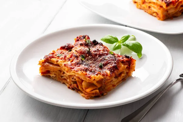 Bolonez soslu lazanya, klasik İtalyan mutfağı.