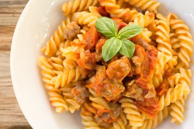 Düdük et ve domates sos ile