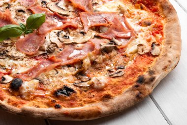 İtalyan pizzası, prosciutto cotto ve mantar. 