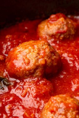 Beyaz arka planda izole edilmiş domates soslu leziz et köftesi tabağı, İtalyan yemeği. 