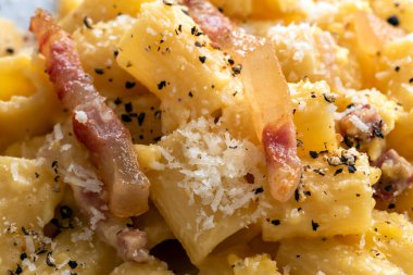 Pasta alla carbonara, yumurta, guanciale, pecorino ve karabiber, İtalyan mutfağı, Avrupa yemekleri ile geleneksel bir Roma makarnası tarifi.