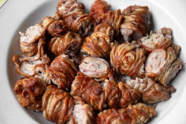 Cordula Sarda, kızarmış kuzu bağırsağı, geleneksel Sardunya yemeği.