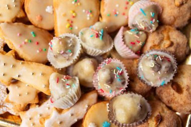 Ev yapımı sardalya böreklerine yakından bakın.