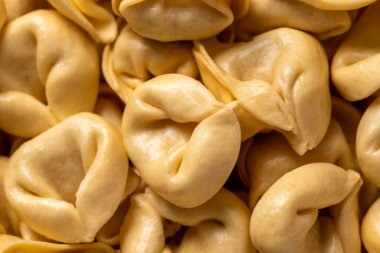 Cappelletti, tipik İtalyan yumurtalı makarna, etle doldurulmuş.