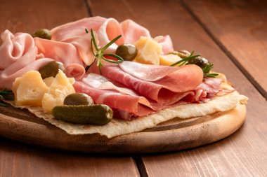 Tipik sosisli ve peynirli tabaklar, İtalyan mezeleri.