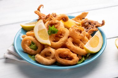 Taze limonlu kızarmış kalamar, Akdeniz mezeleri.