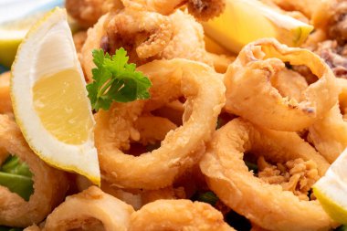 Taze limonlu kızarmış kalamar, Akdeniz mezeleri.