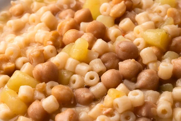 Ditalini rigati, geleneksel İtalyan makarnası ve nohut çorbası tarifi.