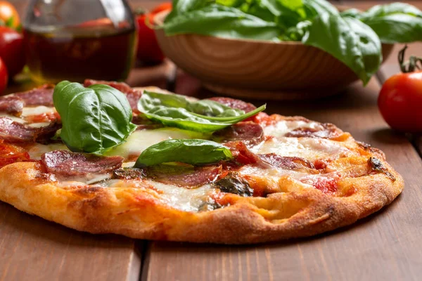 Pinsa romana mozzarella, domates sosu ve domuz salamı, İtalyan yemeği.