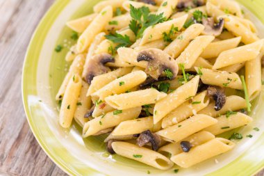 Mantarlı makarna