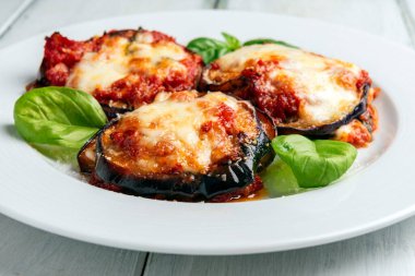 Peynirle kaplı fırında patlıcan dilimleri.