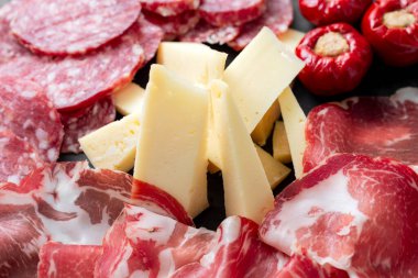 Capollo, salam, peynir ve biber dolması, İtalyan aperatifleri.