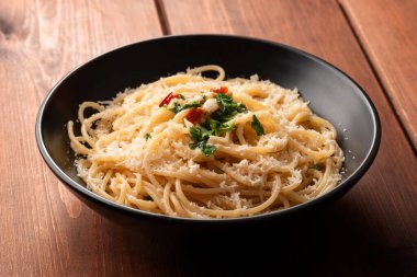 Ekstra saf zeytinyağı, sarımsak, biber, maydanoz ve pekorino romano, İtalyan makarnası.