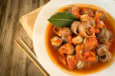 Salyangoz domates sos ile