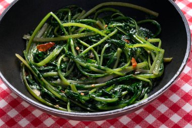 Kızartma tavasında kızartılmış su ıspanağı (kangkung olarak da bilinir)