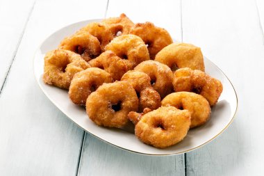 Yüzük şeklinde bir tabak kızarmış hamur işi.