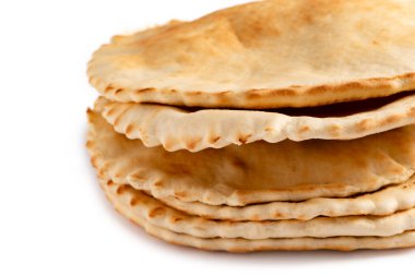 Beyaz arkaplanda izole edilmiş ev yapımı pide ekmek yığını.