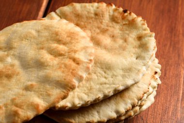 Ahşap masada ev yapımı pide yığını.