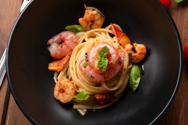 Karides ve kiraz domatesli makarna, İtalyan makarnası.
