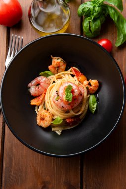 Karides ve kiraz domatesli makarna, İtalyan makarnası.