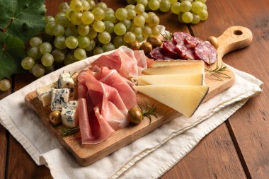 Salam, gorgonzola, prosciutto crudo ve Roma pecorino tabağı, İtalyan aperatifleri.