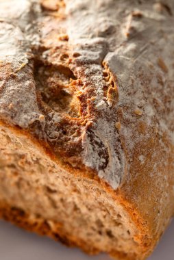 Masada taze pişmiş bir somun rustik kahverengi ekmek..