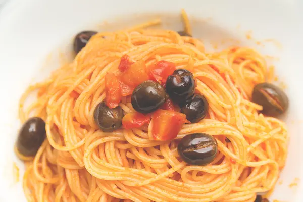Спагетти с агропикантным соусом — стоковое фото