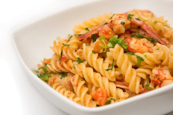 Fusilli met garnalen en tomatensaus — Stockfoto