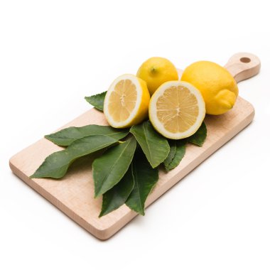 Kesme tahtası üzerinde taze limon