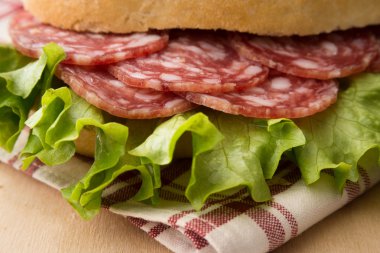 sandviç salam ve marul