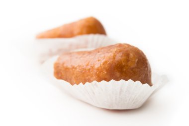 Beyaz arka planda izole edilmiş İtalyan tatlısı.