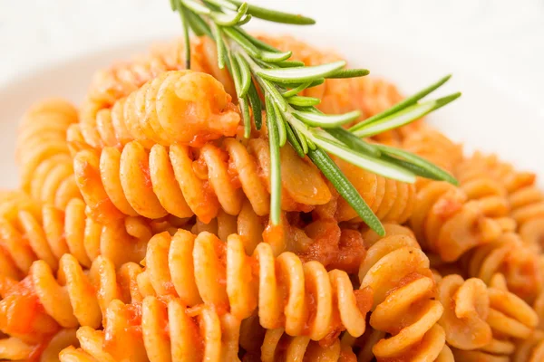 Fusilli Pasta Met Tomatensaus Mediterrane Gerechten — Stockfoto