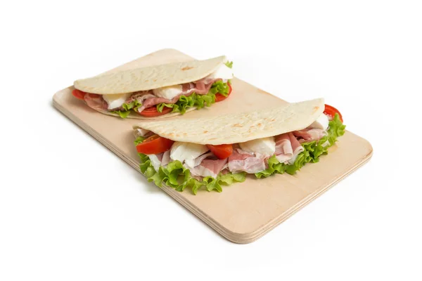 Piadina italiana sobre blanco — Foto de Stock